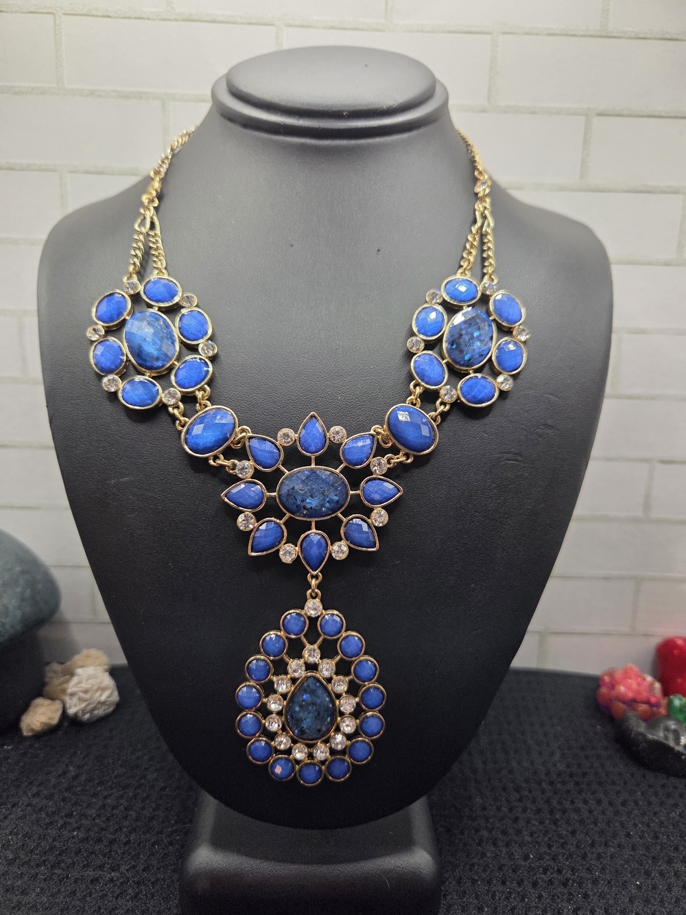 1434. Gold-Tone Blue Statement Bib Necklace with Faceted Stones
